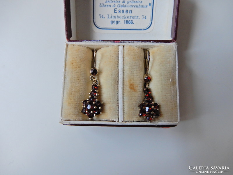 Pair of old garnet earrings with yellow gold clasps