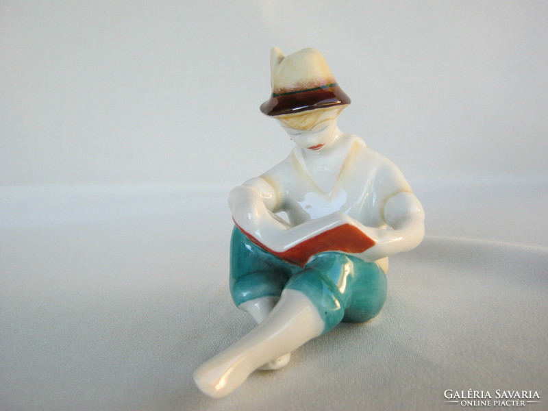 Hollóházi porcelán könyvet olvasó fiú