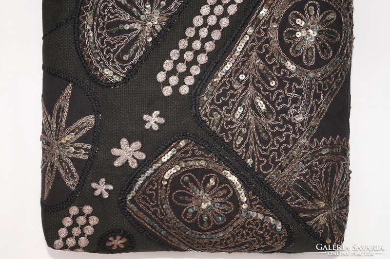 Fekete, ezüst virágos indiai száriból készült, kézzel hímzett, hosszúkás, cipzáros női válltáska