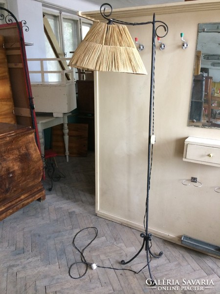 Régi retro kovácsoltvas lámpa vas állólámpa nádazott búra