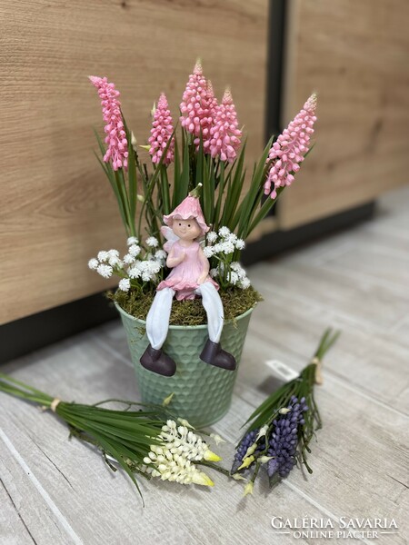 Gyönyörű gondozásmentes asztali dísz virág műnövèny Gyöngyike bádog kaspóban nipp figura lógólábú