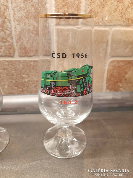 Retro vonatos talpas pohár szett, az adott fajták üzembehelyezését megjelölt dátummal.