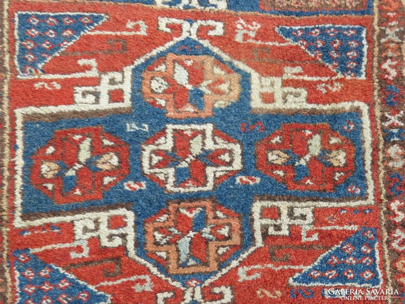 Antik kaukázusi szőnyeg.