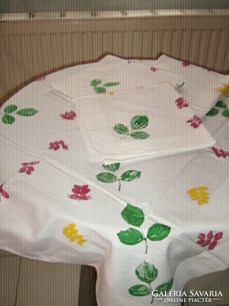 Charming damask tablecloth with 3 napkins