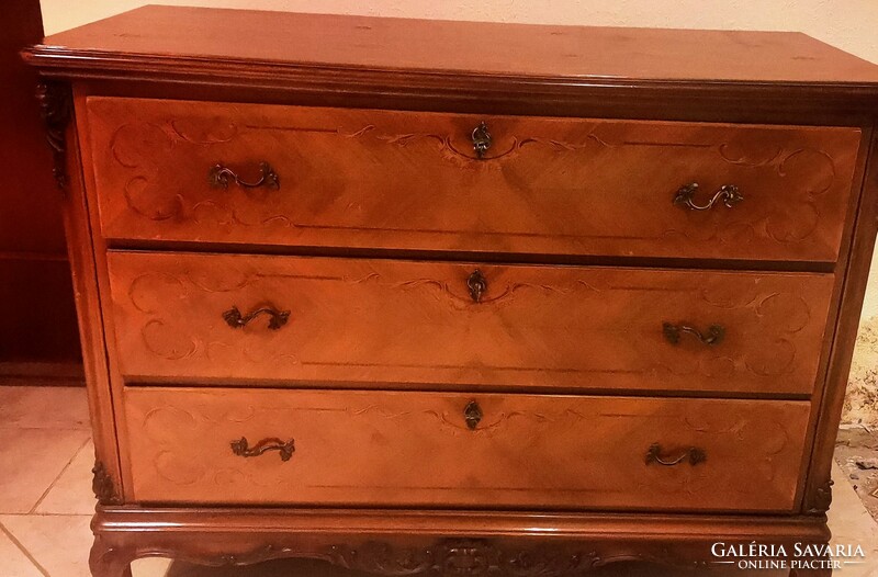 Antique dresser with 3 drawers