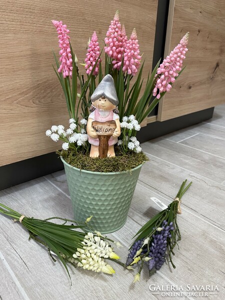 Gyönyörű gondozásmentes asztali dísz virág műnövèny Gyöngyike bádog kaspóban nipp figura Welcome