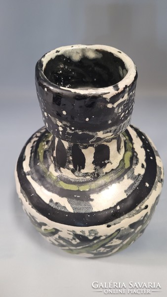 The Gorka livia ceramic vase is 24 cm high