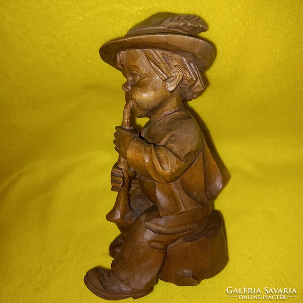 " Muzsikáló, kalapos, kisfiú ". Fafaragás, fából faragott figura, szobor.