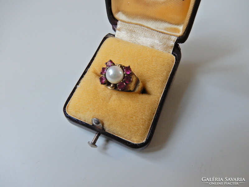 Old 8 carat gold ring with real pearl and ruby stones