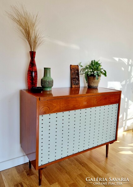 Retro chest of drawers with linen holder