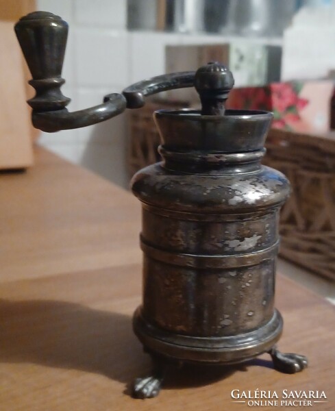 Antique silver plated christofle pepper grinder, pepper grinder, marked, numbered. Can be cleaned to a shine.