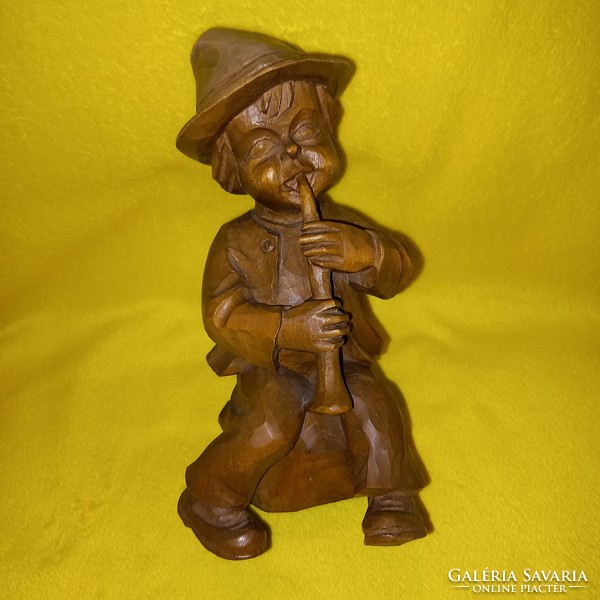 " Muzsikáló, kalapos, kisfiú ". Fafaragás, fából faragott figura, szobor.