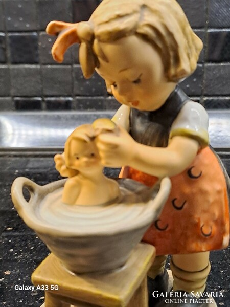 Goebel WGermany Hummel vintage porcelán figura nipp babát fürdető kislány