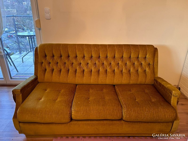 Ággyá alakítható kanapé és 2 db fotel óarany mélytűzott.