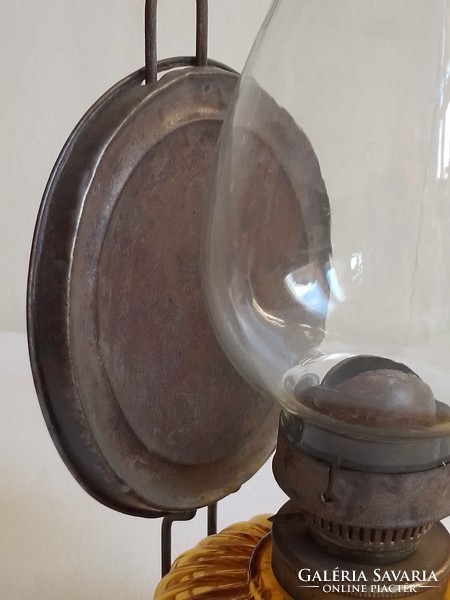 Antik régi konyhai fali/asztali petróleum lámpa borostyán üveg test fényvetős jelzett cilinder