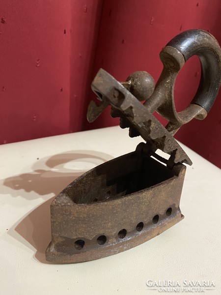 Mini cast iron iron with sole