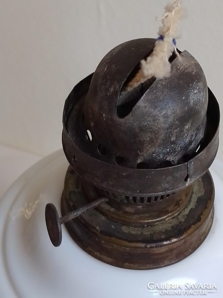 Antik régi asztali petróleum lámpa kerek áttört szecessziós öntöttvas talp fehér tejüveg tartály 50c
