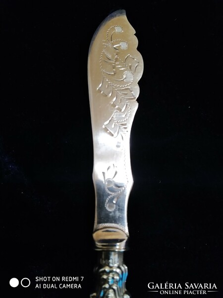 Butter knife with antique English silver (925) handle, silver-plated blade.