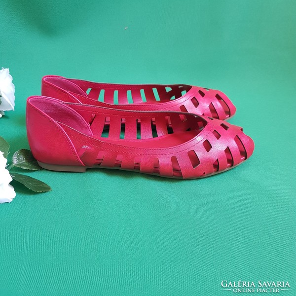 Új, 37-es mélypiros színű, nyitott orrú, lapos talpú topánka, balerina cipő