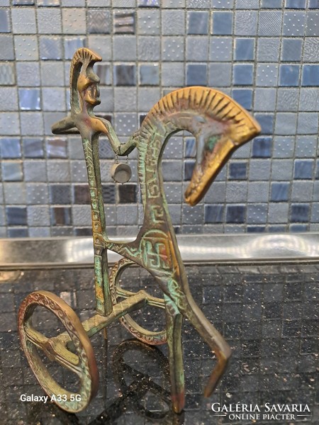 Mid century vintage réz etruszk lovas szobor patinás lakberendezési dísztárgy ló szekér harcos 18 cm