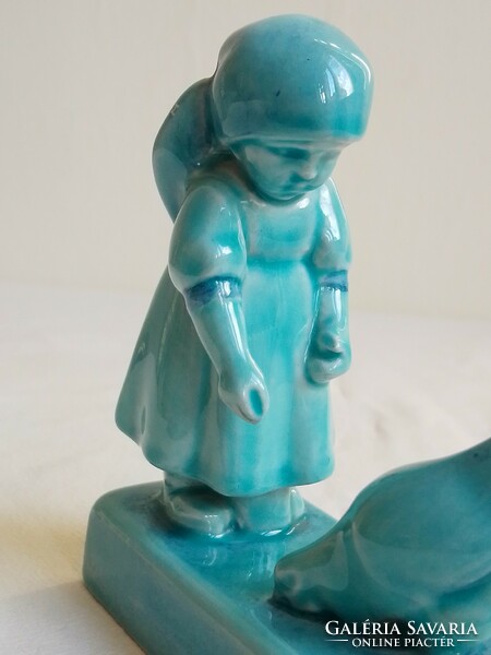 Régi fajansz kék türkiz alapmázas Zsolnay kerámia figura szobor Sinkó András tyúkot etető kislány