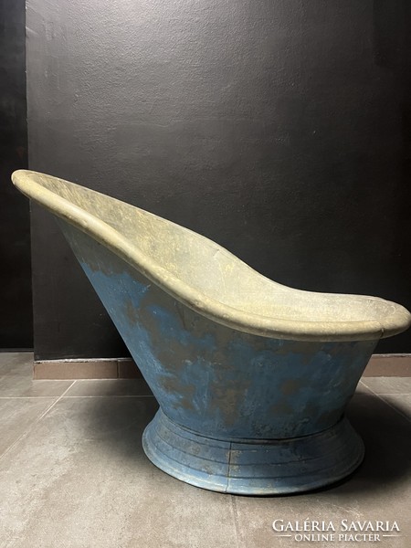 Galvanized antique sitting tub, original, in ready-to-use condition. Size 60x70x85