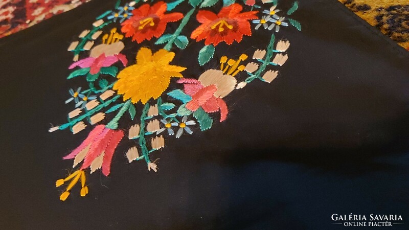 Antik népi hímzett kendő vállkendő kalocsai virágmintás 98 cm