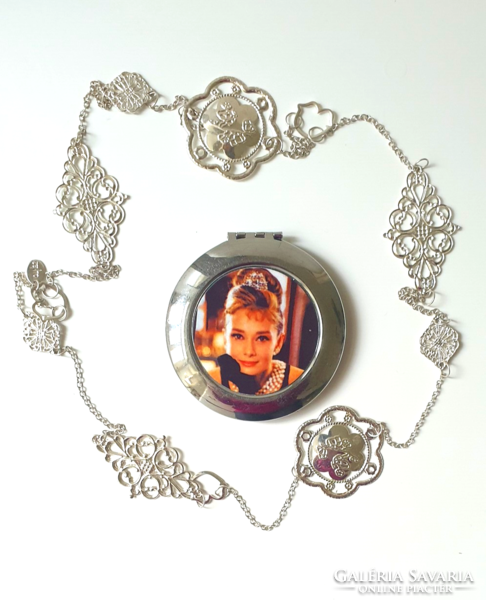 Silver-colored long, unique necklace + 1 Audrey Hepburn mirror