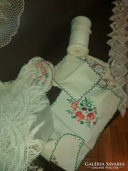 Lace tablecloths and tens of meters of lace edging (3 cm wide), clean, spotless