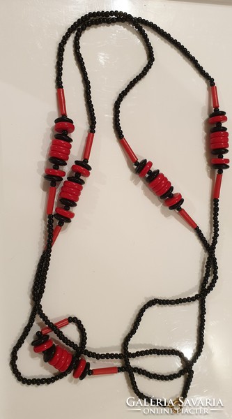 Long old red/black necklace vinyl?