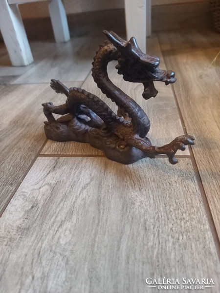 Szép régi műgyanta szobor: kínai sárkány (11,7x18x4,7 cm)