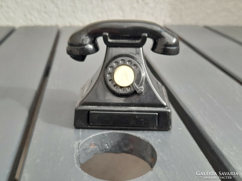Small plastic retro phone.