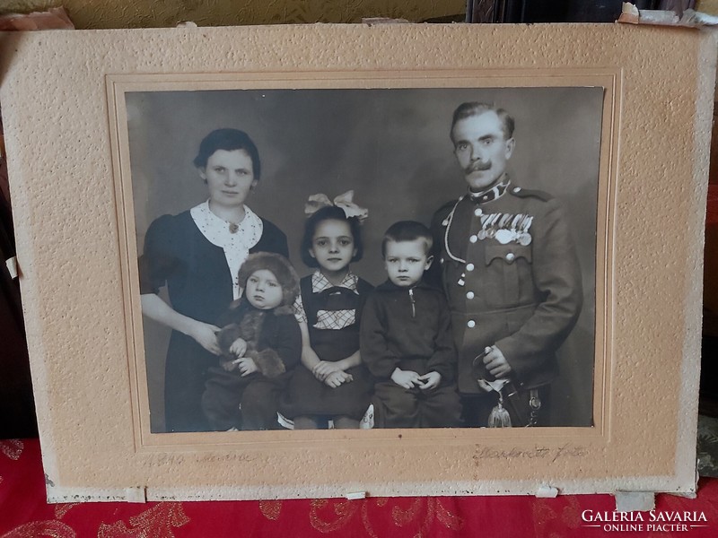 Katonatiszt családjával régi fotográfia