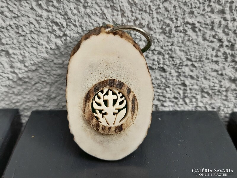 Carved and carved key ring made from a slice of real antler