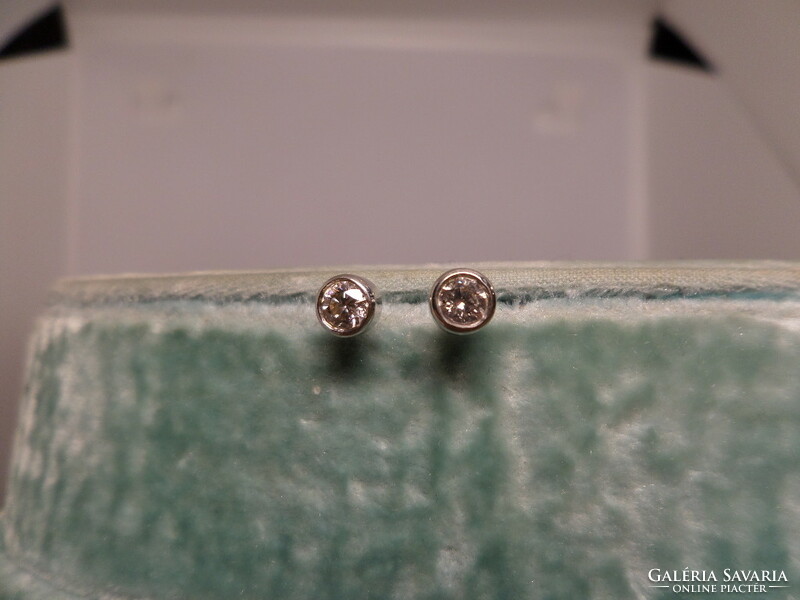 Pair of white gold stud earrings with 0.30 Ct brilliant