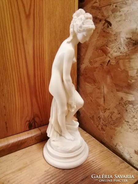 Female statue statue