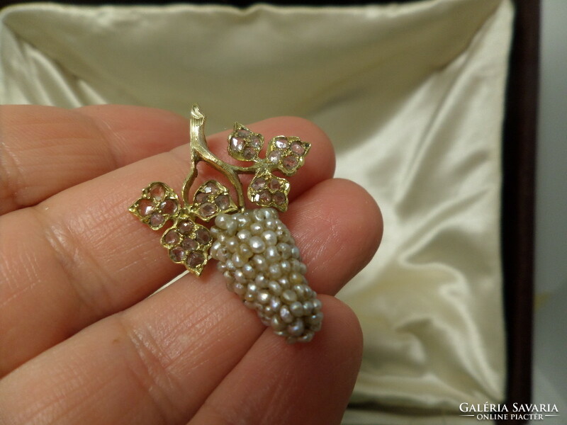 Antique gold bunch of grapes pendant with diamonds 18k