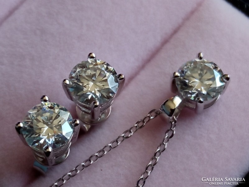 Moissanit gyémánt 1 ct  925 ezüst medál lánccal
