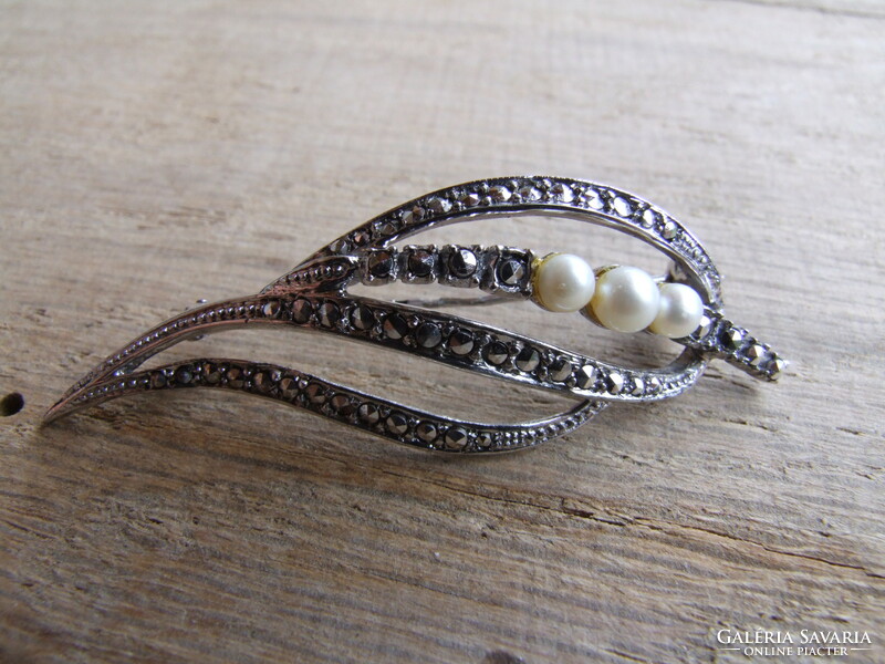 Silver brooch with marcasite and pearl (080419)