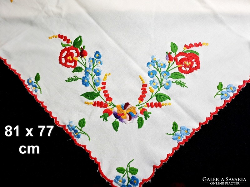Tablecloth embroidered with a Kalocsa pattern, 81 x 77 cm