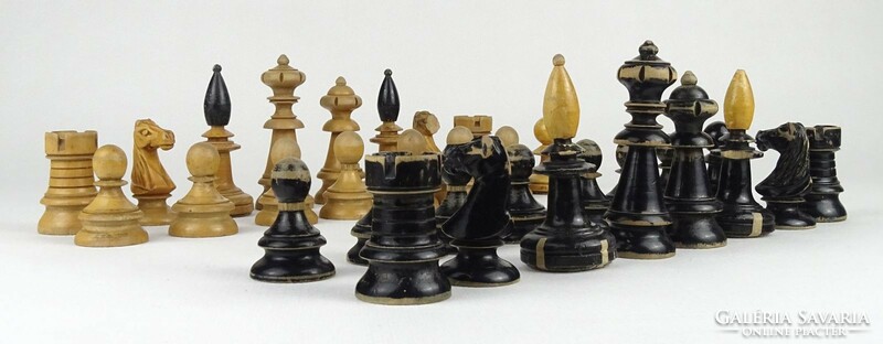 1Q361 old shabby carved chess piece set