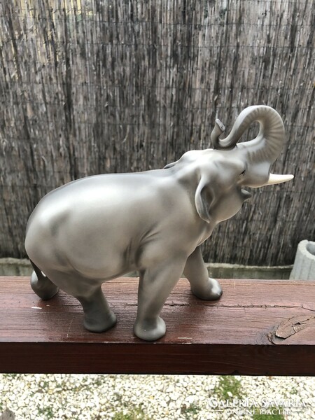 Nagyméretű Orosz porcelán elefánt.