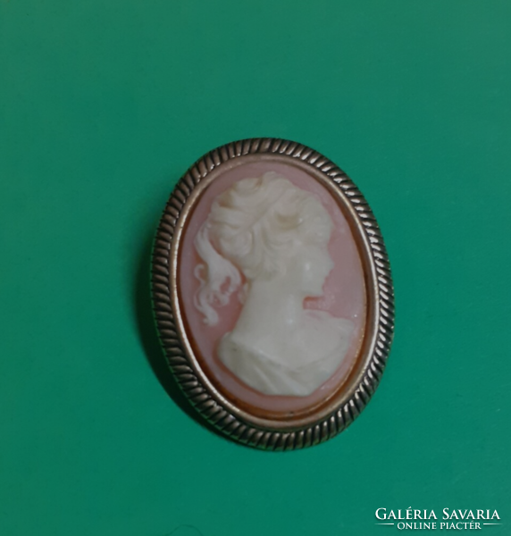 Brooch pin decorated with a cameo in a gilded patterned frame