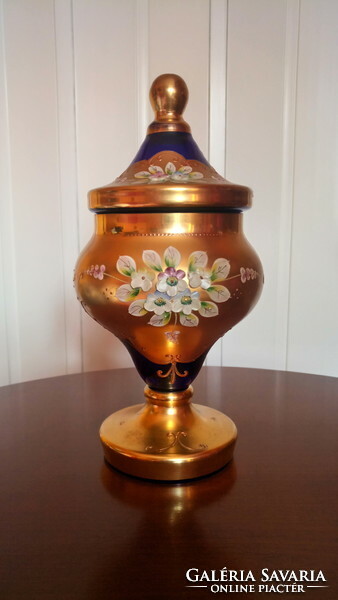 Cseh fedeles üveg váza plasztikus virág díszítéssel
