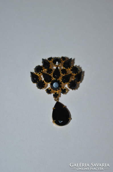 Dangling brooch decorated with black stones