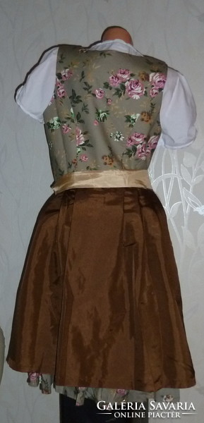 Women's dirndl dress in new condition, size xl