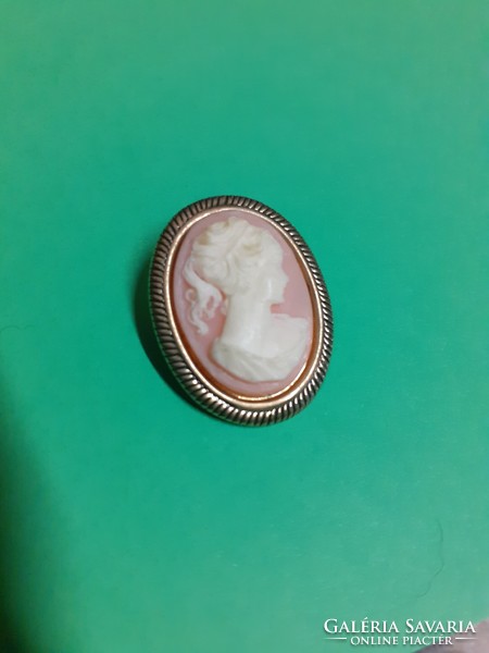 Brooch pin decorated with a cameo in a gilded patterned frame