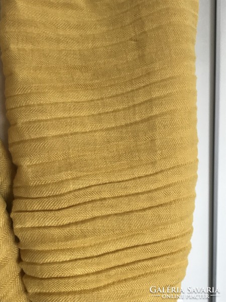 Hatalmas Comma’ márkájú sál napsárga színben, 250 x 75 cm