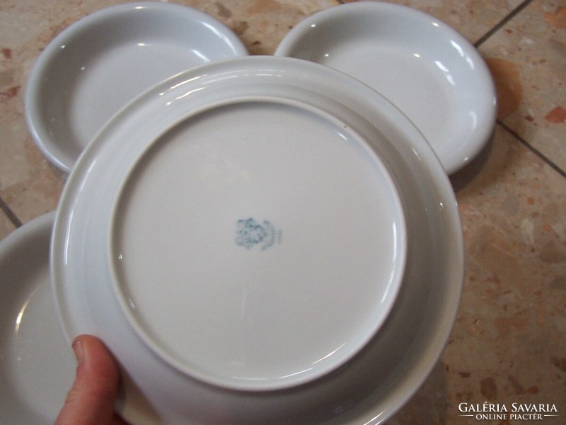 6 pcs of plain white plates for sale together