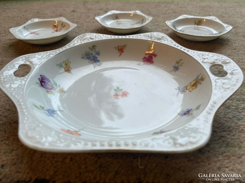 Set of 4 porcelain cakes with a decorative flower pattern